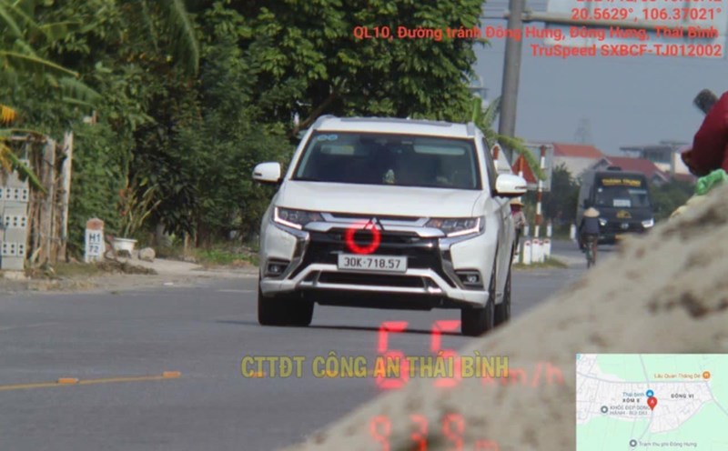 Image of a vehicle with Hanoi license plate being fined for speeding in Thai Binh. Photo: Thai Binh Police