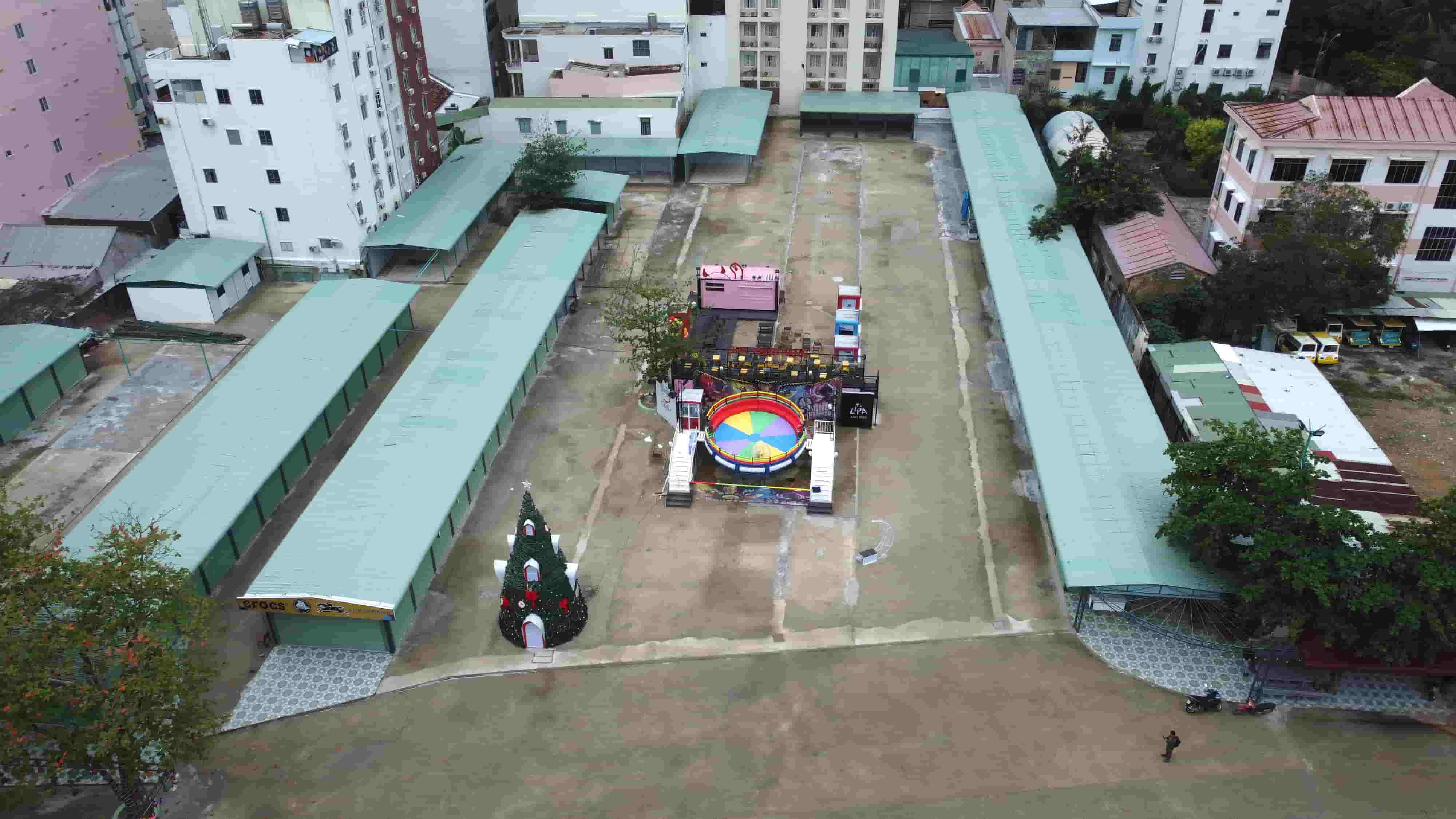 Inside the national defense land at 96 Tran Phu, many kiosks have sprung up. Photo: Huu Long