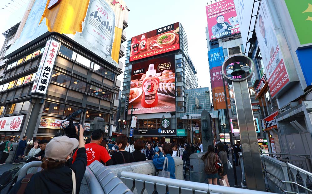 Tương ớt Chin-su xuất hiện hoành tráng tại khu phố ẩm thực sôi động Dotonbori, Osaka. Ảnh: H. Vân