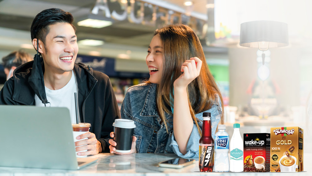 Người tiêu dùng trẻ trải nghiệm sản phẩm Masan Consumer. Ảnh: H. Vân