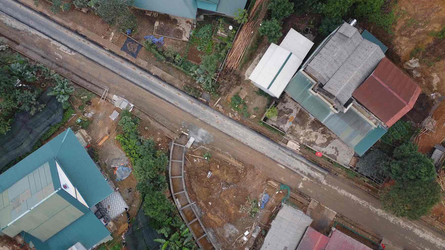 Nguoi dan de dang di chuyen tren tuyen duong. Anh: Tran Bui