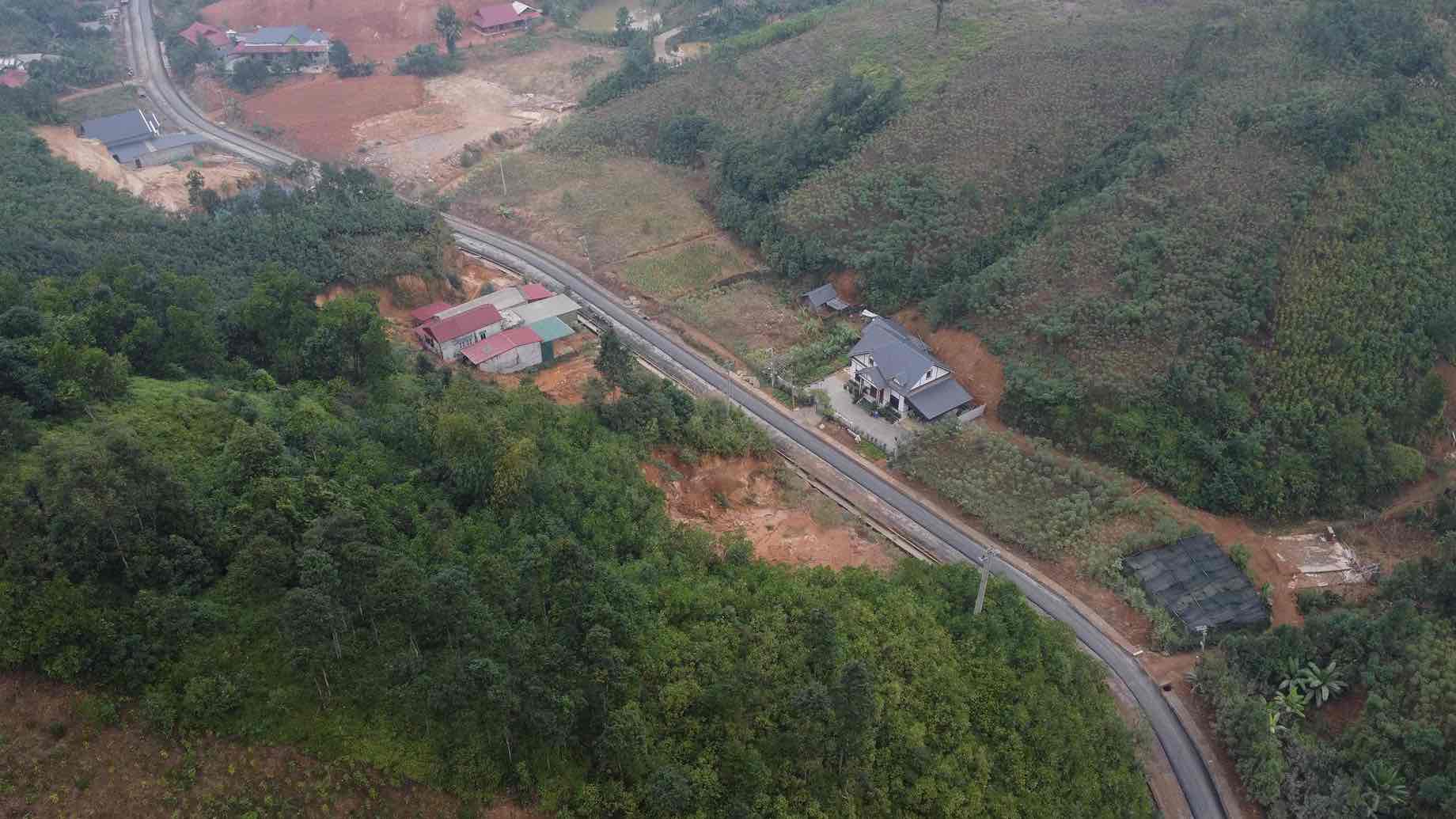 Tuyen duong co chieu dai 33 km di qua 5 xa cua huyen Van Yen. Anh: Tran Bui