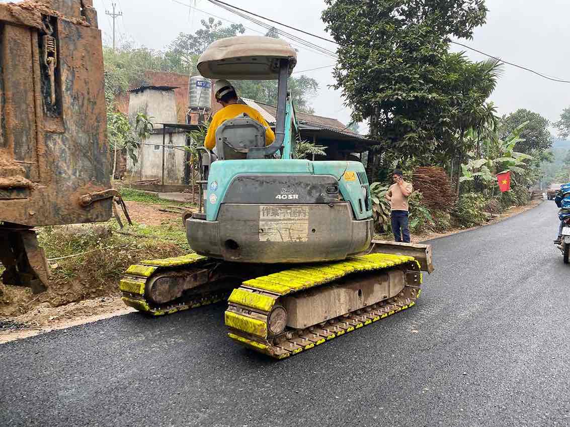 May moc dang thi cong tren tuyen duong. Anh: Tran Bui