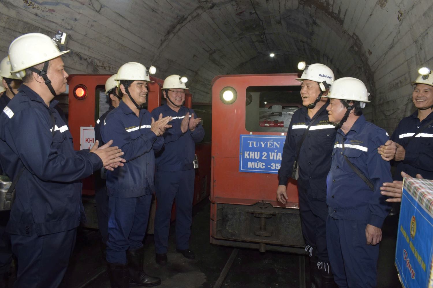 Opening ceremony of 2 tram systems serving miners traveling in the underground mine at a depth of -350m of Nui Beo Coal Joint Stock Company. Photo: Hoang Hien
