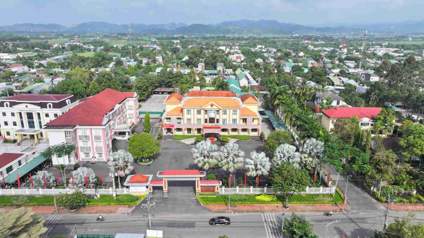 Chairman of Lam Dong Provincial People's Committee Tran Hong Thai has just signed two decisions approving the election results for the positions of Chairman and 4 Vice Chairmen of Da Huoai District People's Committee. Photo: Lam Hong