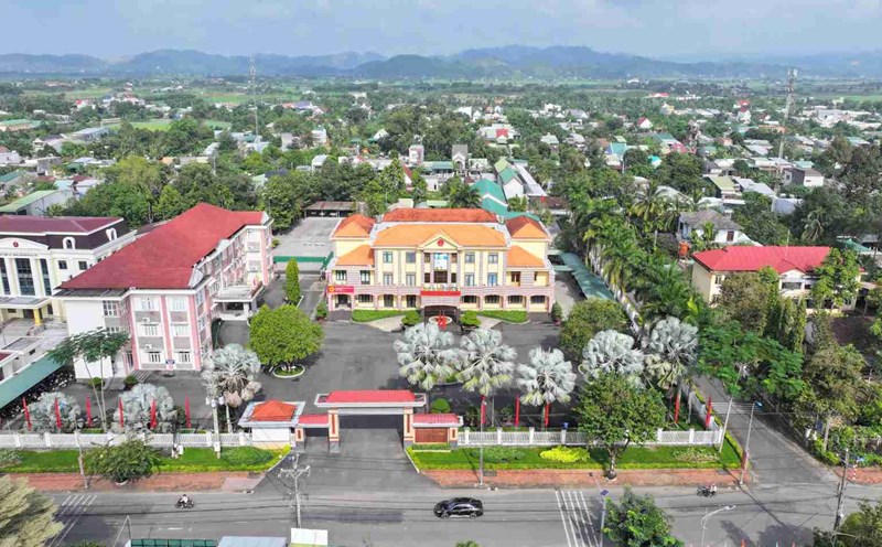 Chairman of Lam Dong Provincial People's Committee Tran Hong Thai has just signed two decisions approving the election results for the positions of Chairman and 4 Vice Chairmen of Da Huoai District People's Committee. Photo: Lam Hong