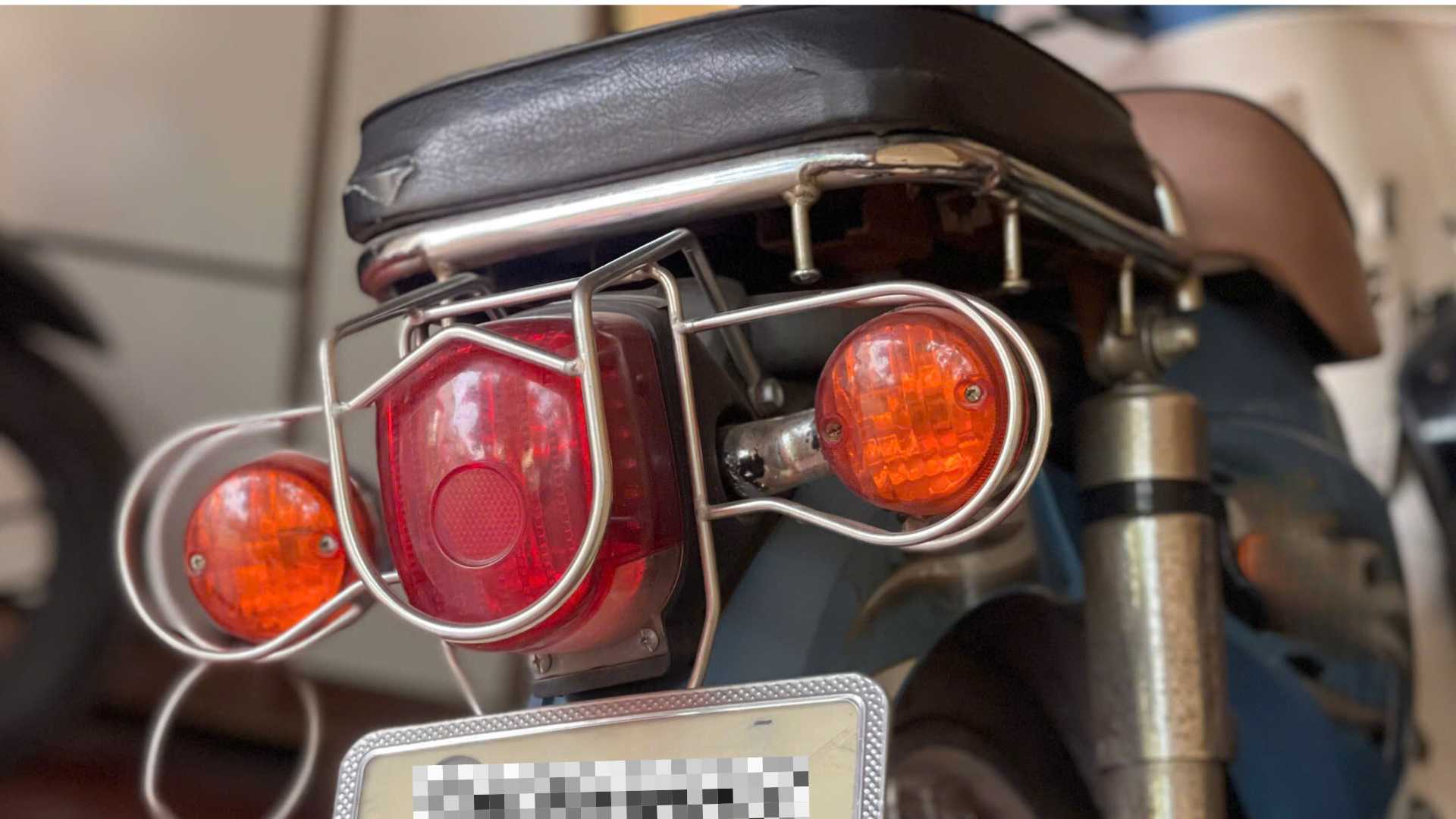 Motorcyclists need to avoid some common mistakes when using turn signals. Photo: Ngoc Diep