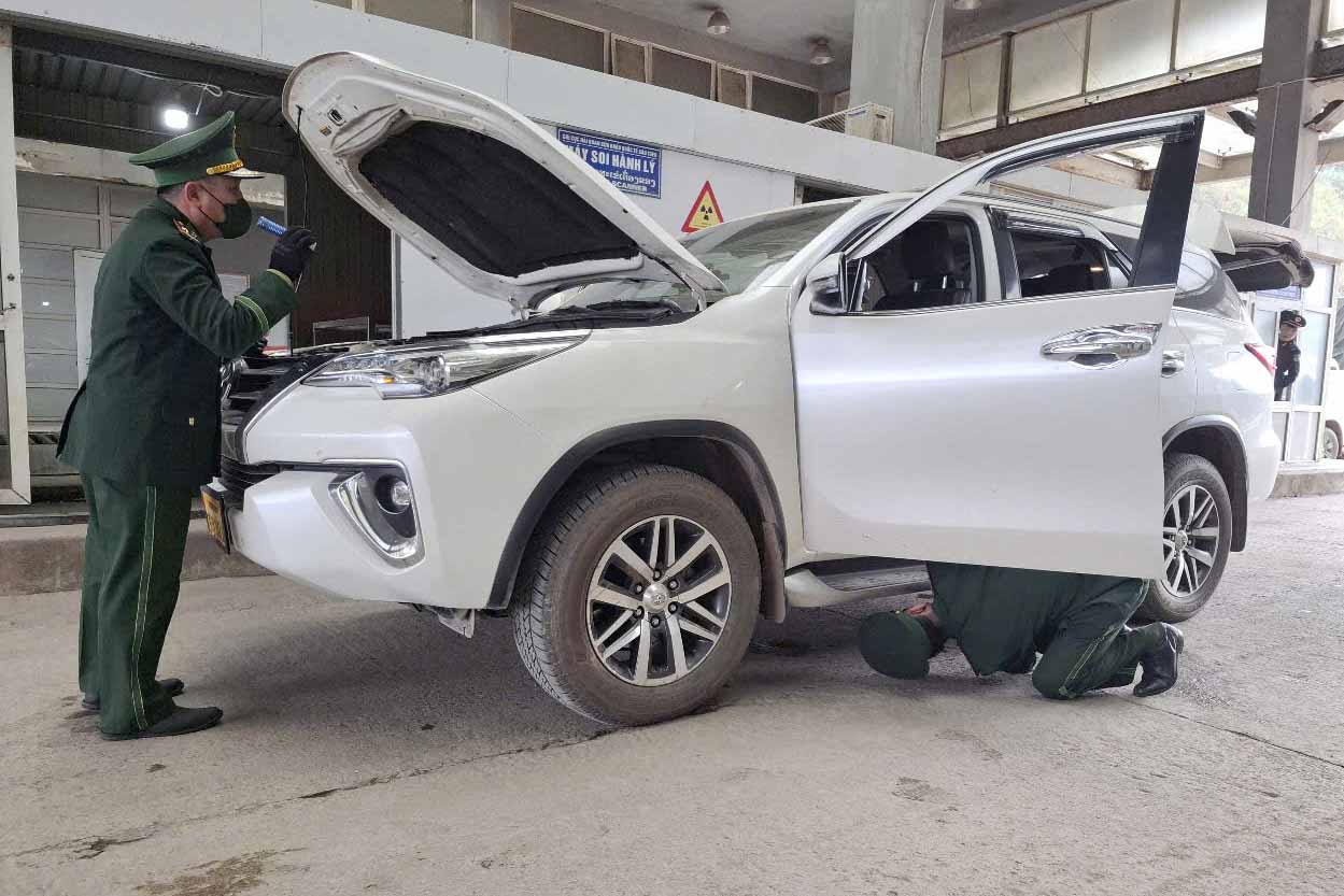 Border Guard forces coordinate with Customs to thoroughly inspect vehicles and goods at Cau Treo International Border Gate. Photo: Tran Tuan.
