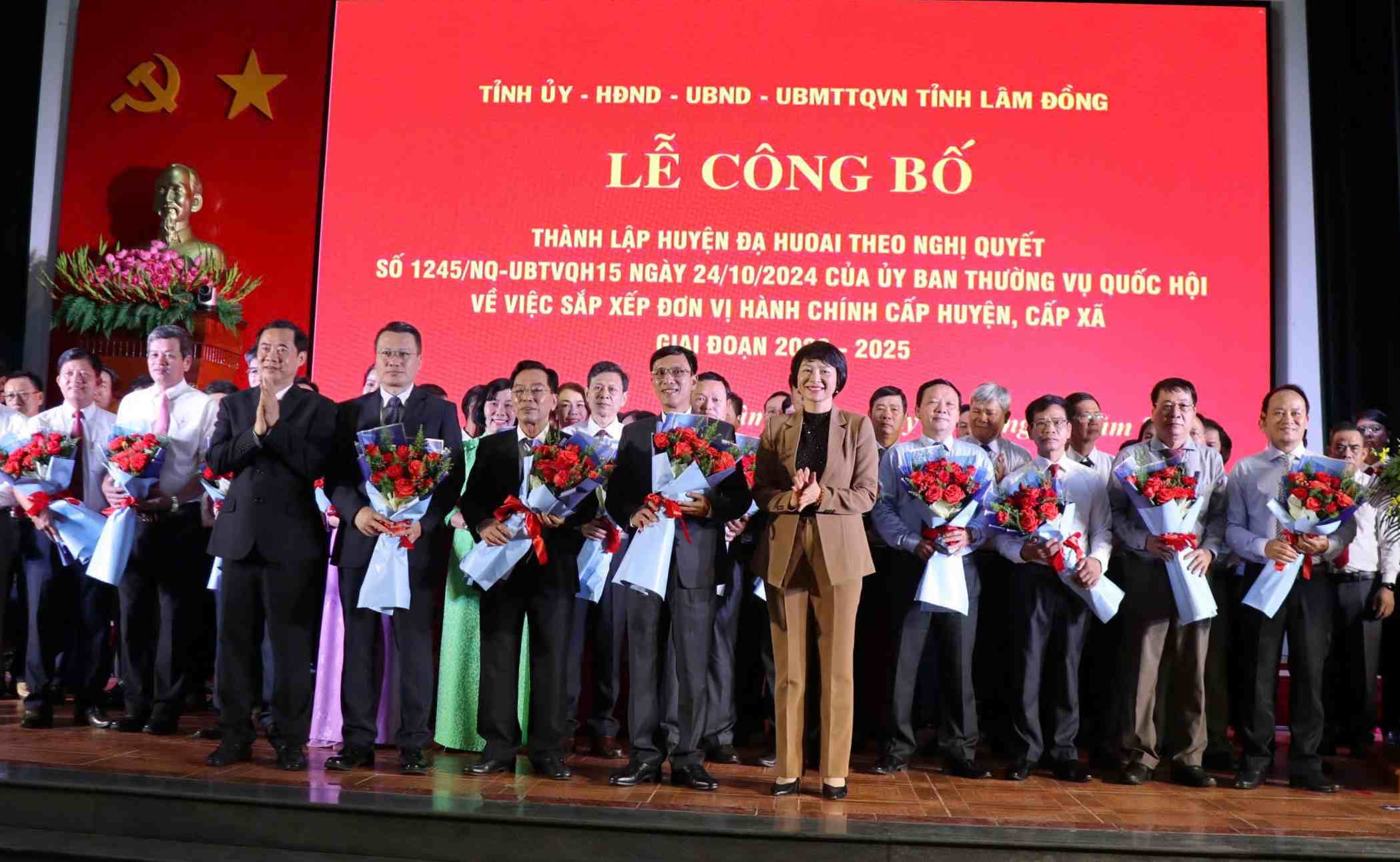 The Standing Committee of Da Huoai District Party Committee was introduced at the merger announcement ceremony. Photo: Lam Hong