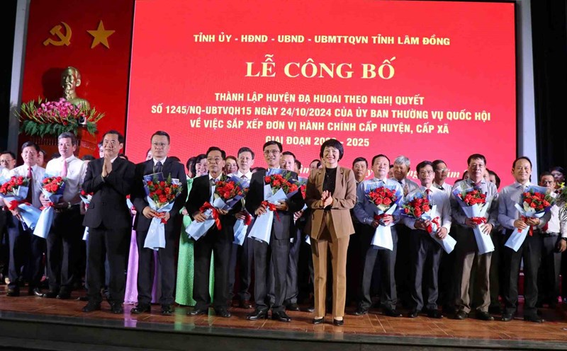 The Standing Committee of Da Huoai District Party Committee was introduced at the merger announcement ceremony. Photo: Lam Hong
