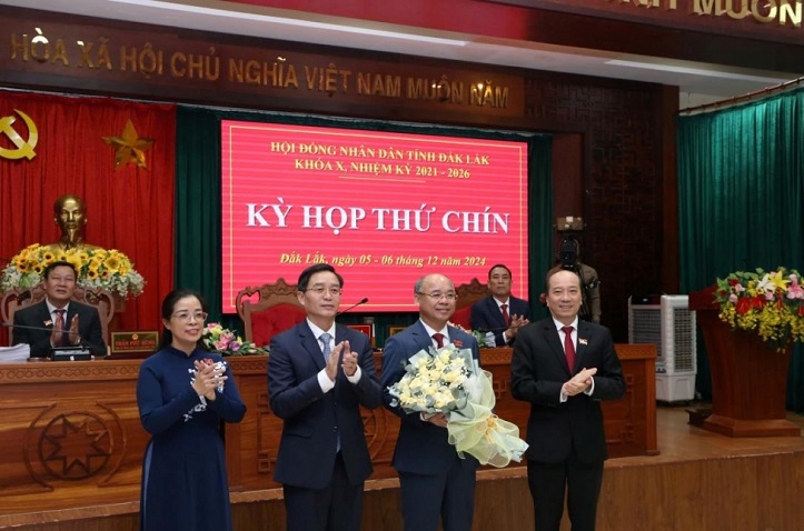 Leaders of the Dak Lak Provincial Party Committee and People's Committee presented flowers to congratulate Mr. Truong Cong Thai on his election to the position of Vice Chairman of the Provincial People's Committee. Photo: Van Tiep