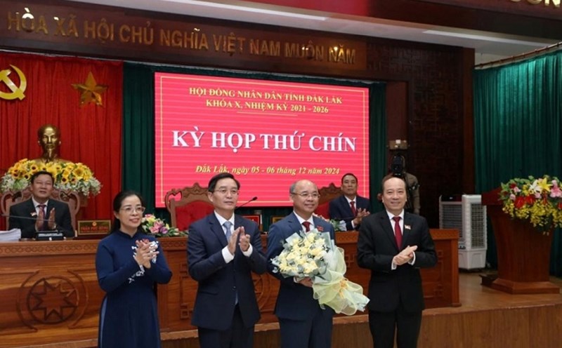 Leaders of the Dak Lak Provincial Party Committee and People's Committee presented flowers to congratulate Mr. Truong Cong Thai on his election to the position of Vice Chairman of the Provincial People's Committee. Photo: Van Tiep