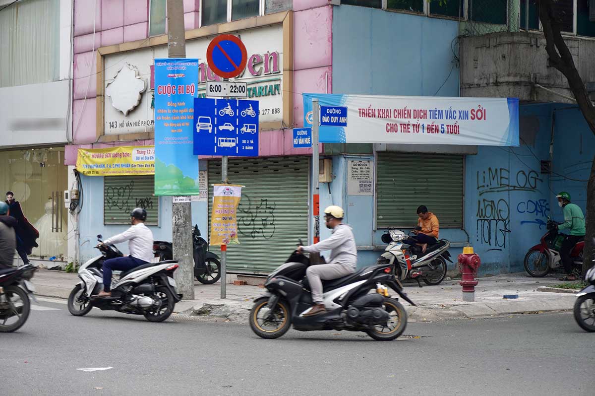 Mat bang ngay tai goc duong bi bo trong, kho tim khach thue. Anh: Nhu Quynh