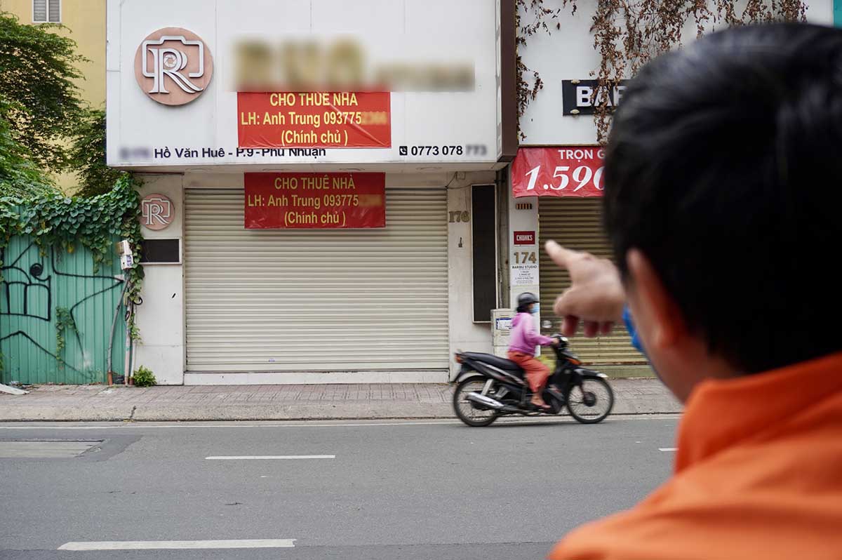 Nguoi dan cho biet, mat bang nay da bi bo trong khoang nua nam, nhung mat bang khac cu co khach den roi di lien tuc. Anh: Nhu Quynh