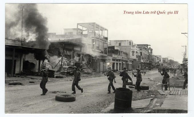 Quan giai phong tien vao giai phong thi tran Trang Bom - Bien Hoa, nam 1975. Anh: Trung tam Luu tru quoc gia II