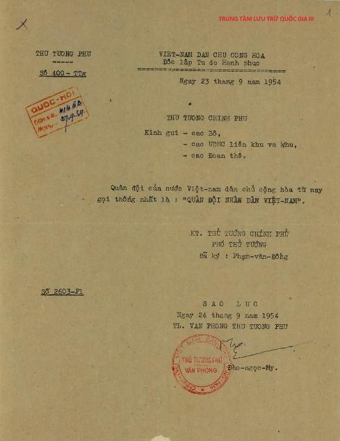 Cong van so 400-TTg ngay 23.9.1954 cua Thu tuong Pham Van Dong ve viec goi ten Quan doi cua nuoc Viet Nam Dan chu cong hoa tu nay goi thong nhat la “Quan doi nhan dan Viet Nam”. Anh: Trung tam Luu tru quoc gia III