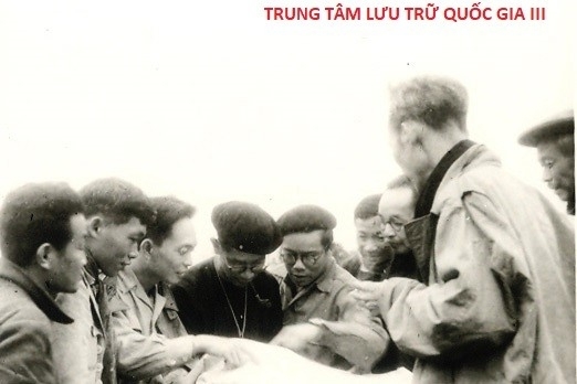 General Vo Nguyen Giap - Commander-in-Chief of the Vietnam National Army (the one pointing at the map - 3rd from left) reports to President Ho Chi Minh (right cover) the plan to destroy the French colonialists' plot to attack Viet Bac, Fall - Winter 1947. Photo: National Archives Center III