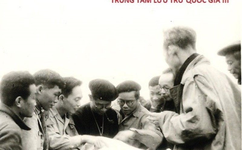 General Vo Nguyen Giap - Commander-in-Chief of the Vietnam National Army (the one pointing at the map - 3rd from left) reports to President Ho Chi Minh (right cover) the plan to destroy the French colonialists' plot to attack Viet Bac, Fall - Winter 1947. Photo: National Archives Center III