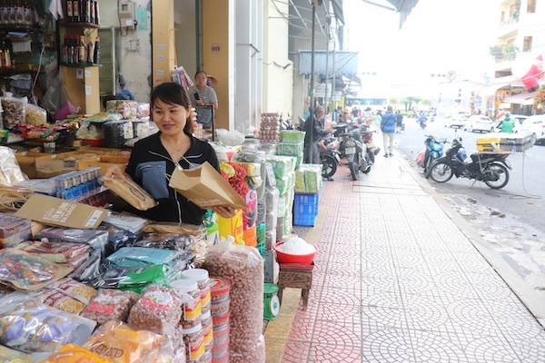 Traders at Han Market, Da Nang are still hesitant to use paper bags in their business. Photo: Nguyen Linh