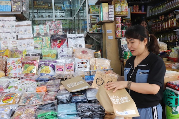 Cac mat hang kho khi su dung tui giay de goi hang thu hut duoc nhieu su yeu thich cua du khach. Anh: Nguyen Linh