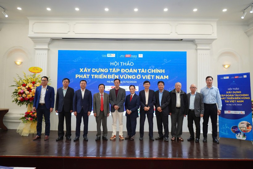 The Organizing Committee took a photo with guests and experts participating in the Workshop. Photo: Organizing Committee.