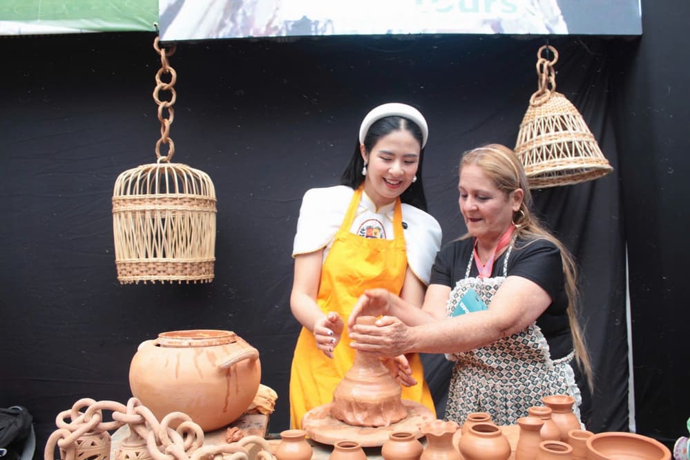 Miss Ngoc Han experiences making pottery with Venezuelan artisans. Photo: Interviewee