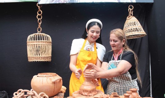 Hoa hậu Ngọc Hân trải nghiệm làm gốm cùng nghệ nhân Venezuela. Ảnh: NVCC