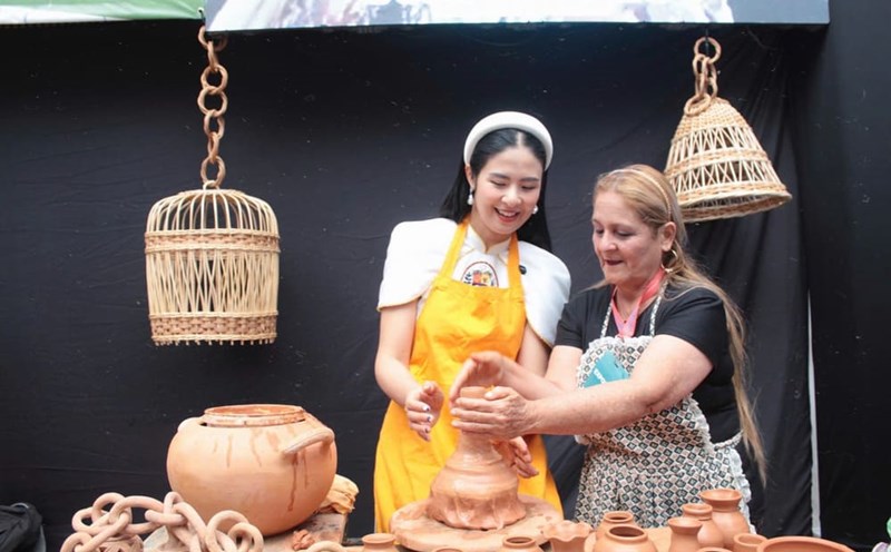 Miss Ngoc Han experiences making pottery with Venezuelan artisans. Photo: Interviewee