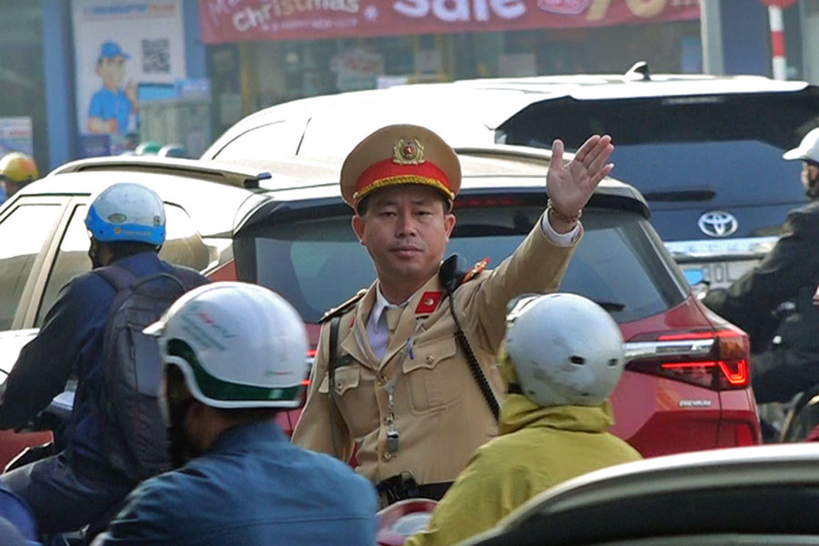 Restoring order at complex traffic intersections in Hanoi