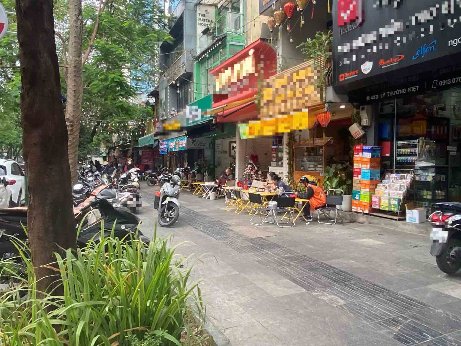 Hiện trạng vỉa hè trên đường Lý Thường Kiệt (Hà Nội). Ảnh: Nhật Minh