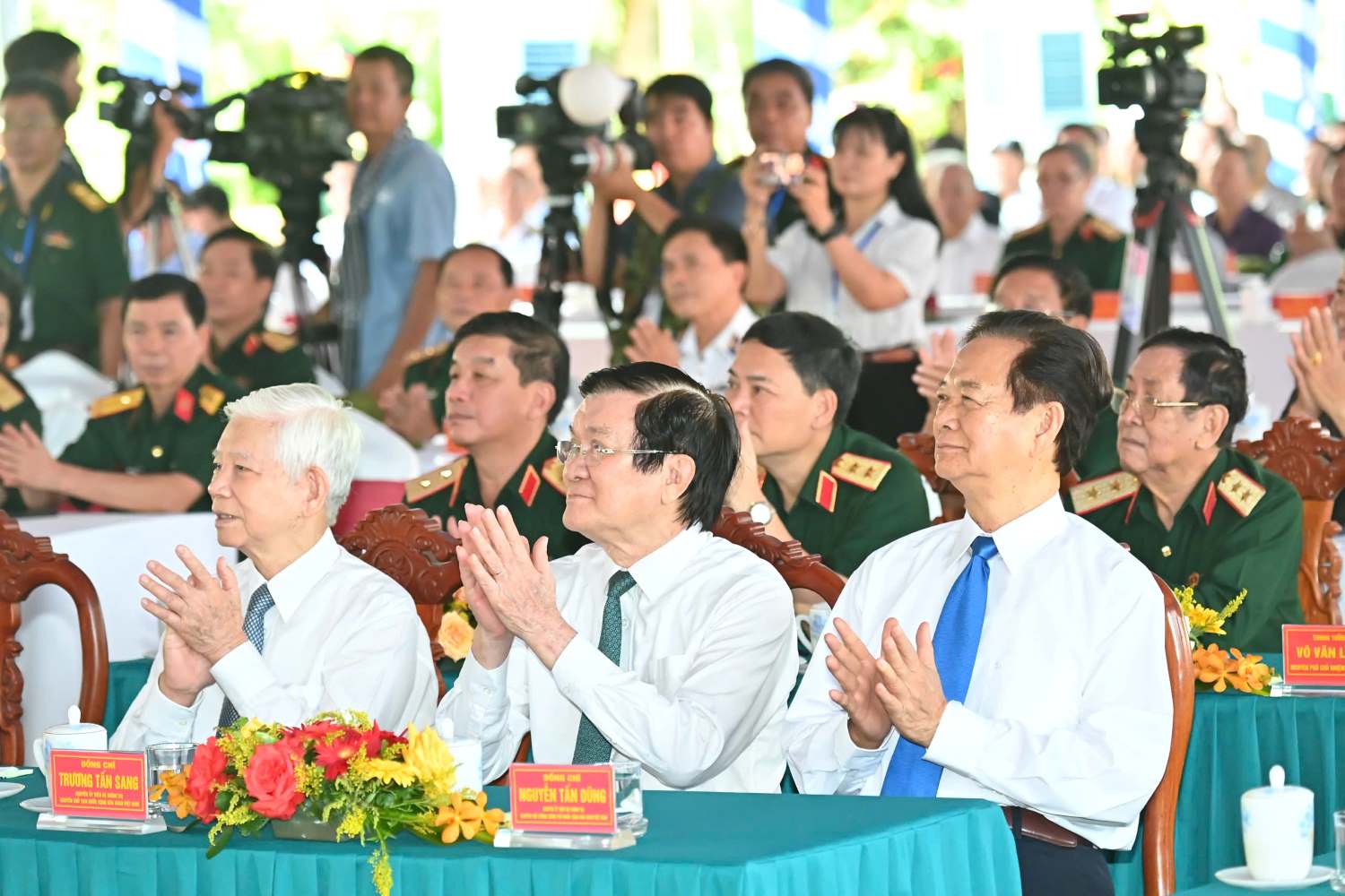 Cac nguyen lanh dao Dang, Nha nuoc tham du buoi gap mat.  Anh: VIET DUNG