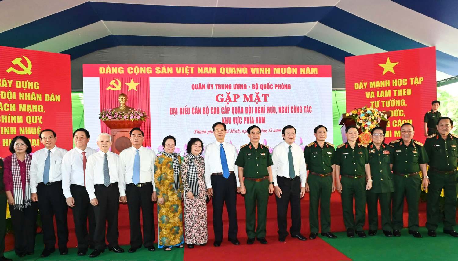 Delegates take souvenir photos at the meeting. Photo: VIET DUNG