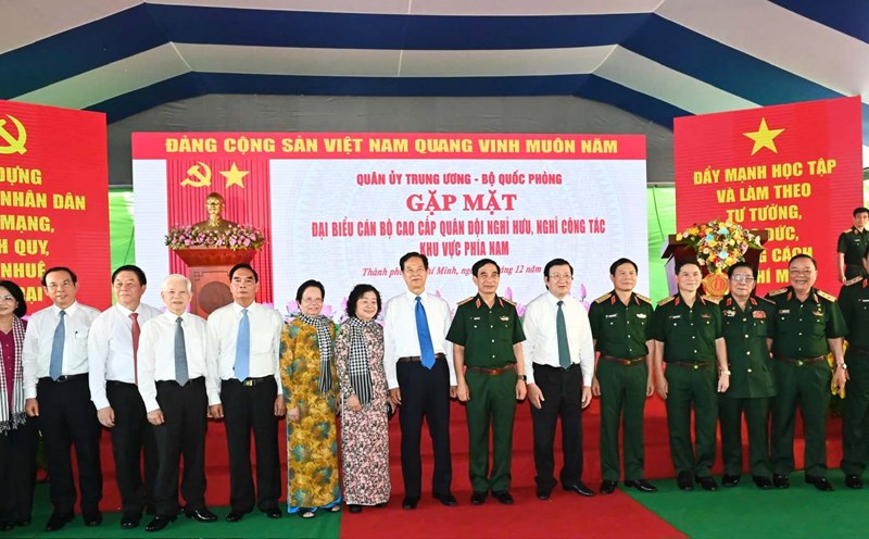 Delegates take souvenir photos at the meeting. Photo: VIET DUNG