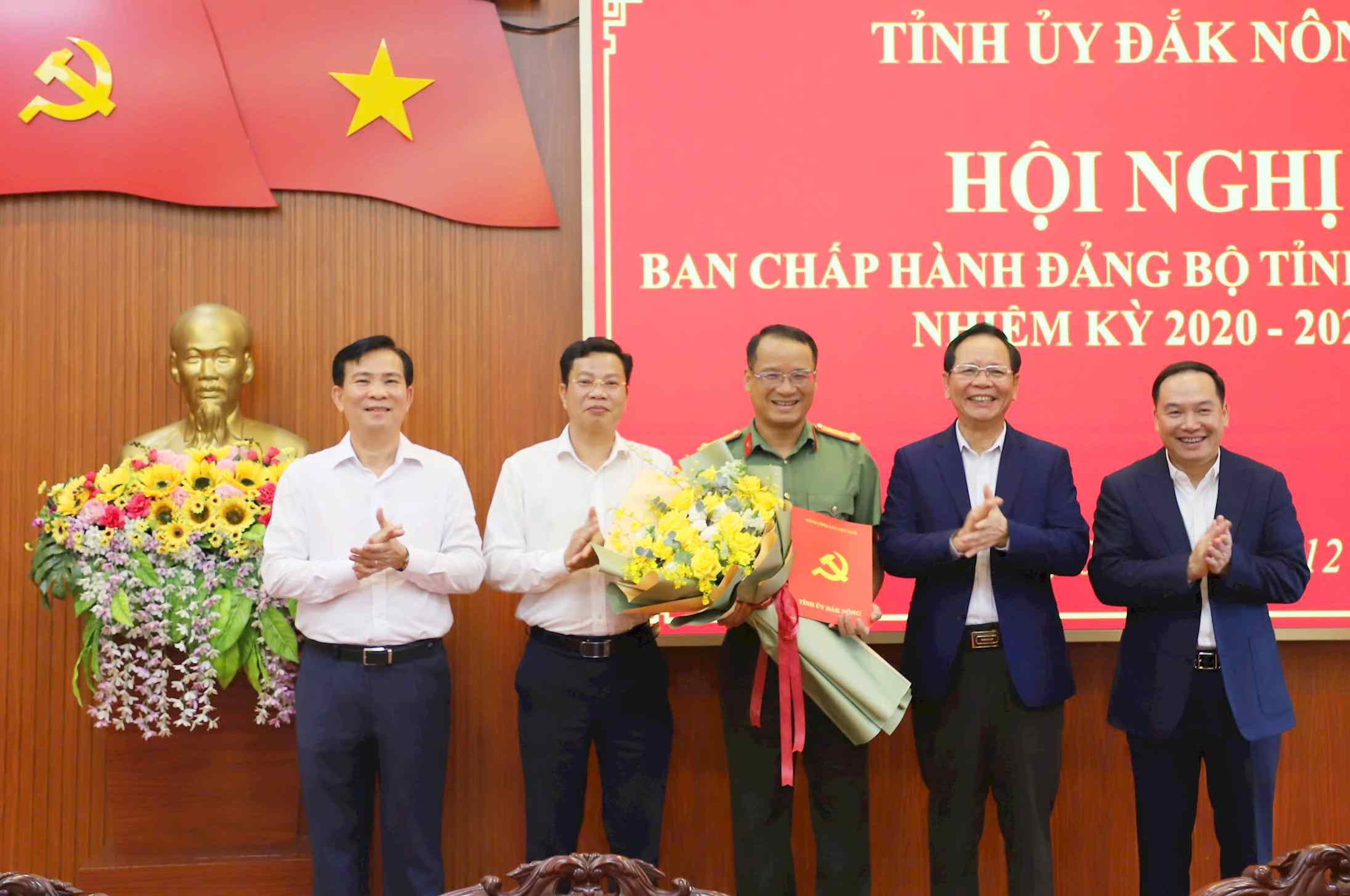 The Secretariat has just appointed Colonel Ho Song An, Director of the Provincial Police Department, to join the Executive Committee, Standing Committee of the Dak Nong Provincial Party Committee, term 2020 - 2025. Photo: Lam Hong