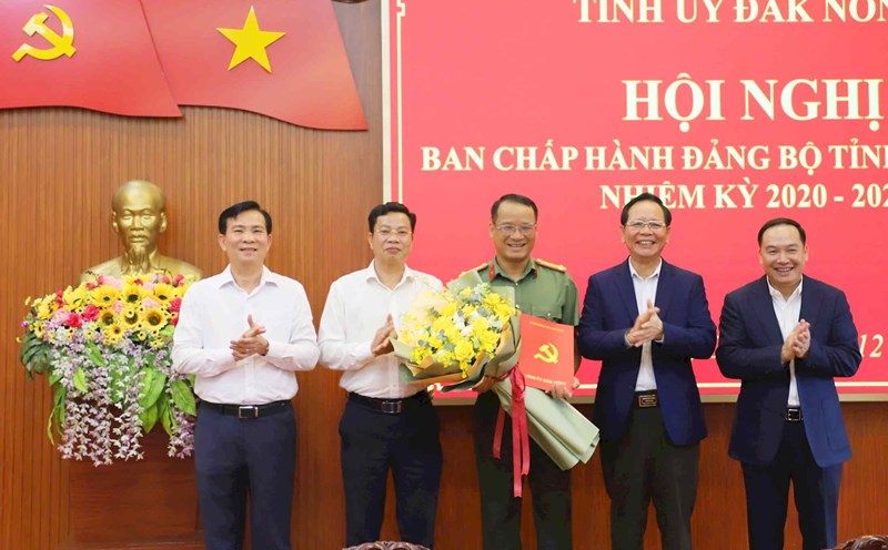 The Secretariat has just appointed Colonel Ho Song An, Director of the Provincial Police Department, to join the Executive Committee, Standing Committee of the Dak Nong Provincial Party Committee, term 2020 - 2025. Photo: Lam Hong