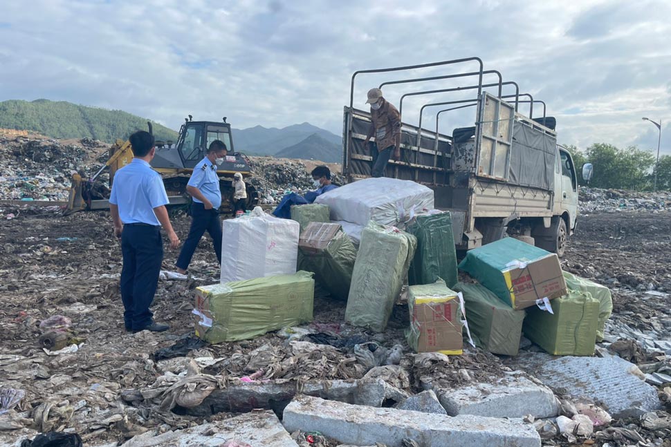 Authorities destroy smuggled goods and goods of unknown origin. Photo: Binh Dinh Province Market Management Department
