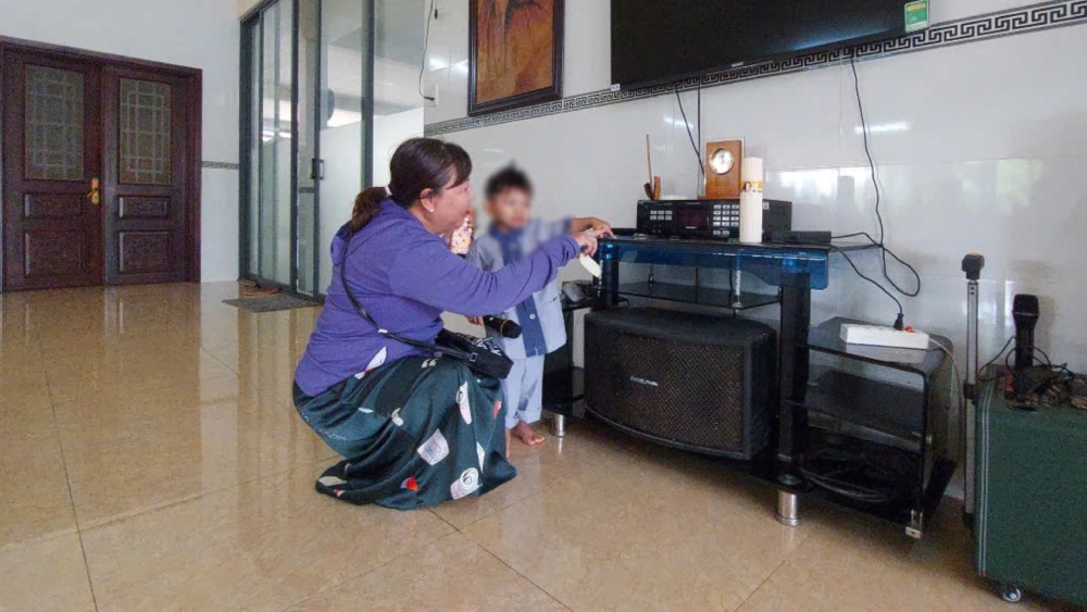 The two children will temporarily stay at Ho Quoc Pagoda (Duong To Commune, Phu Quoc City) for care while waiting for the authorities to handle the situation. Photo: Thuy Dinh