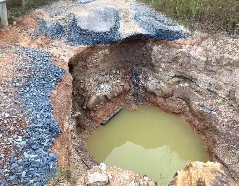 Deep sinkhole on Phan Thiet - Dau Giay expressway, Dong Nai section. Photo: Anh Hoang