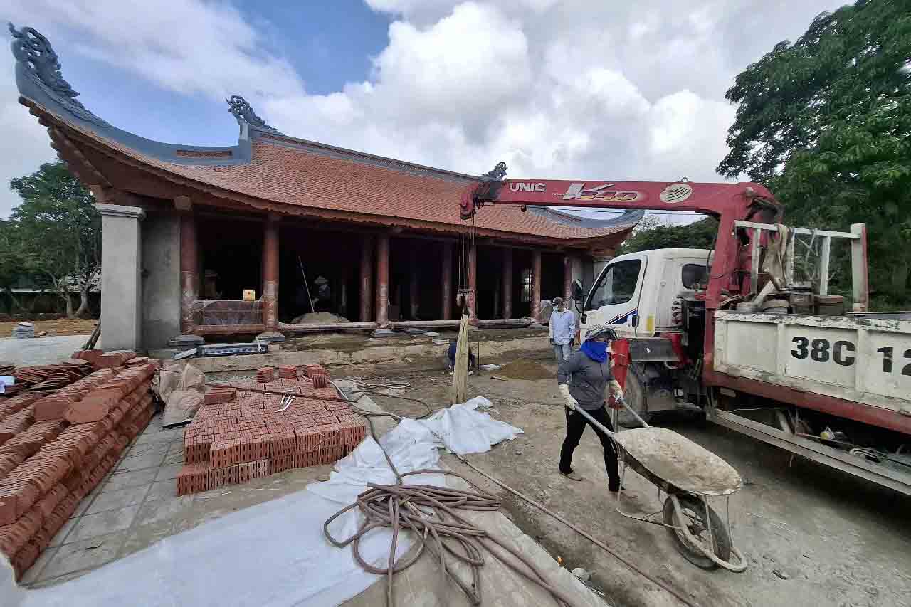 Workers are speeding up the construction of the project to restore and embellish the tomb and monument of Hai Thuong Lan Ong. Photo: Tran Tuan.