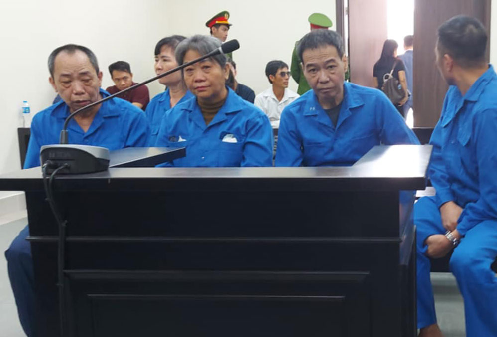 Nhóm bị cáo liên quan đến việc lưu hành tiền giả. Ảnh: Quang Việt