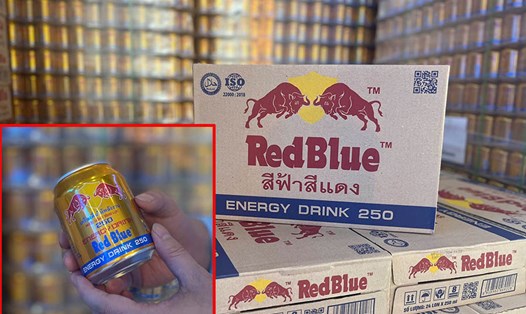 Sản phẩm nghi giả nhãn hiệu Red Bull. Ảnh: Quyên Lưu/Tổng Cục QLTT