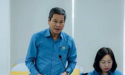 Phó Chủ tịch Tổng LĐLĐVN Huỳnh Thanh Xuân trình bày Tờ trình Đề án “Định hướng công tác thông tin đối ngoại của Công đoàn Việt Nam trong tình hình mới”. Ảnh: Đền Phú