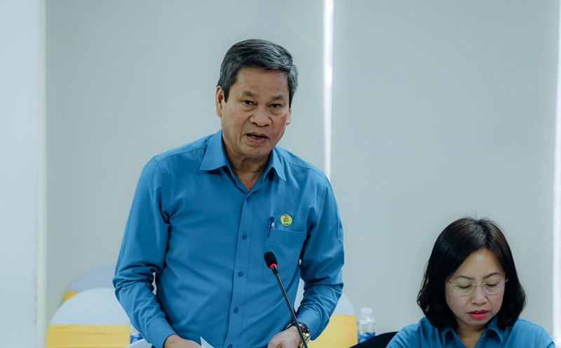 Vice President of the Vietnam General Confederation of Labor Huynh Thanh Xuan presented the Project "Orientation of external information work of Vietnam Trade Unions in the new situation". Photo: Den Phu