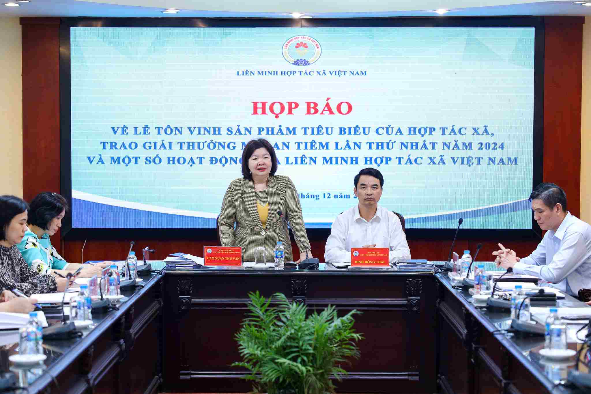 Liên minh Hợp tác xã Việt Nam mong muốn có một sân chơi riêng dành cho các hợp tác xã, thông qua đó nuôi dưỡng, xây dựng nhiều sản phẩm được giải thưởng thương hiệu quốc gia. Ảnh: LMHTXVN