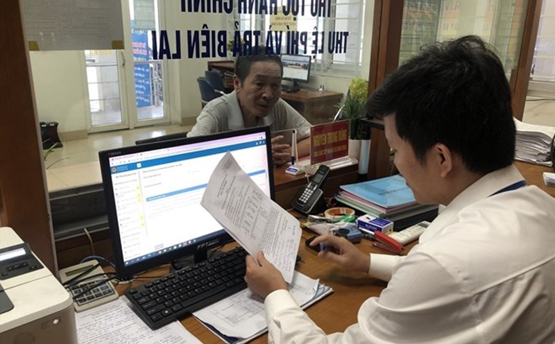 Civil servants handle administrative procedures for people. Illustration photo: Huong Nha