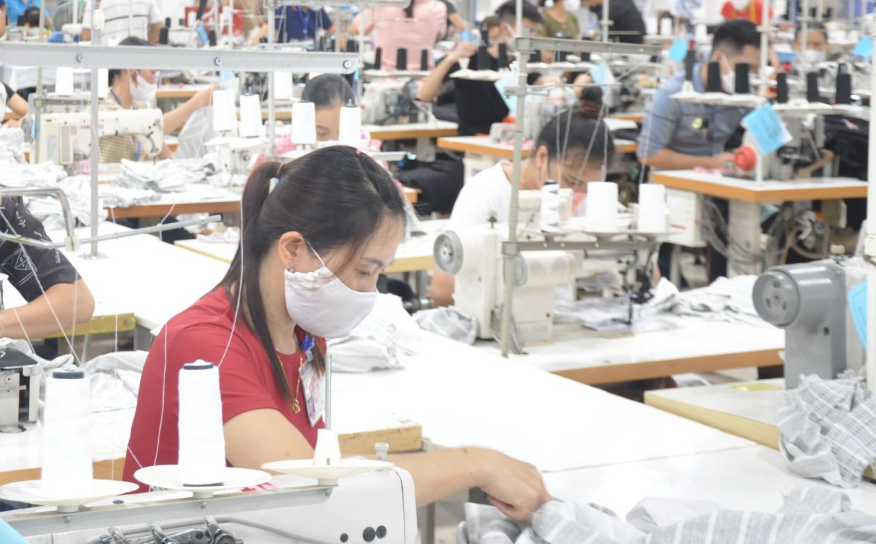 Many workers are looking forward to their year-end bonus. Illustration photo: Bao Han