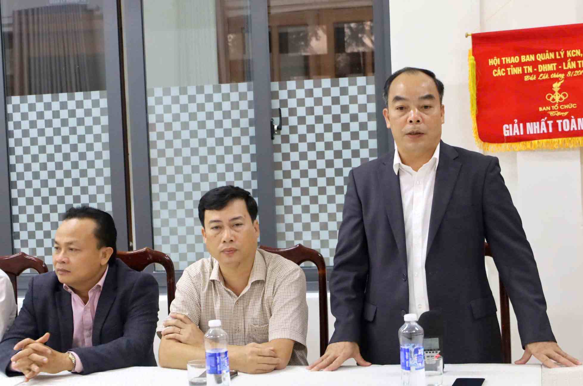 Before being appointed as Head of the Dak Lak Industrial Park Management Board, Mr. Dinh Xuan Dieu (standing) was disciplined with a reprimand. Photo: Bao Trung