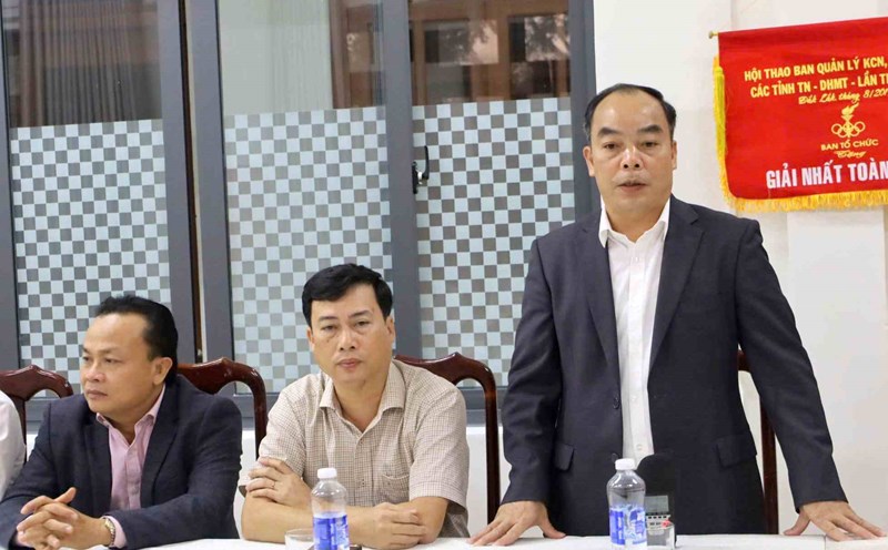 Before being appointed as Head of the Dak Lak Industrial Park Management Board, Mr. Dinh Xuan Dieu (standing) was disciplined with a reprimand. Photo: Bao Trung