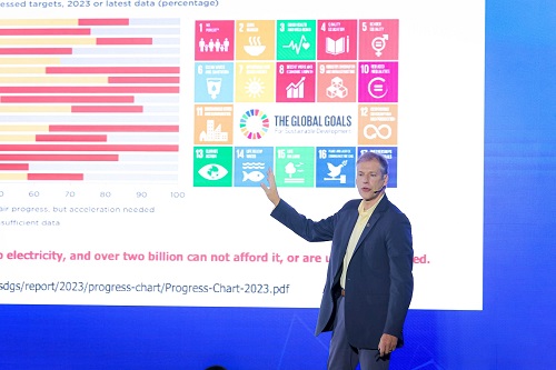 GS. Daniel Kammen (Dai hoc California, Berkeley, My) trinh bay tham luan. Anh: