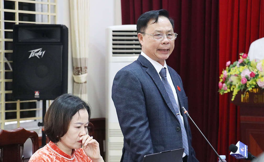 Nghe An Provincial People's Council Delegate Nguyen Cong Van - Nghi Loc unit reflects on the situation of land left fallow and wasteful. Photo: Phan Quynh
